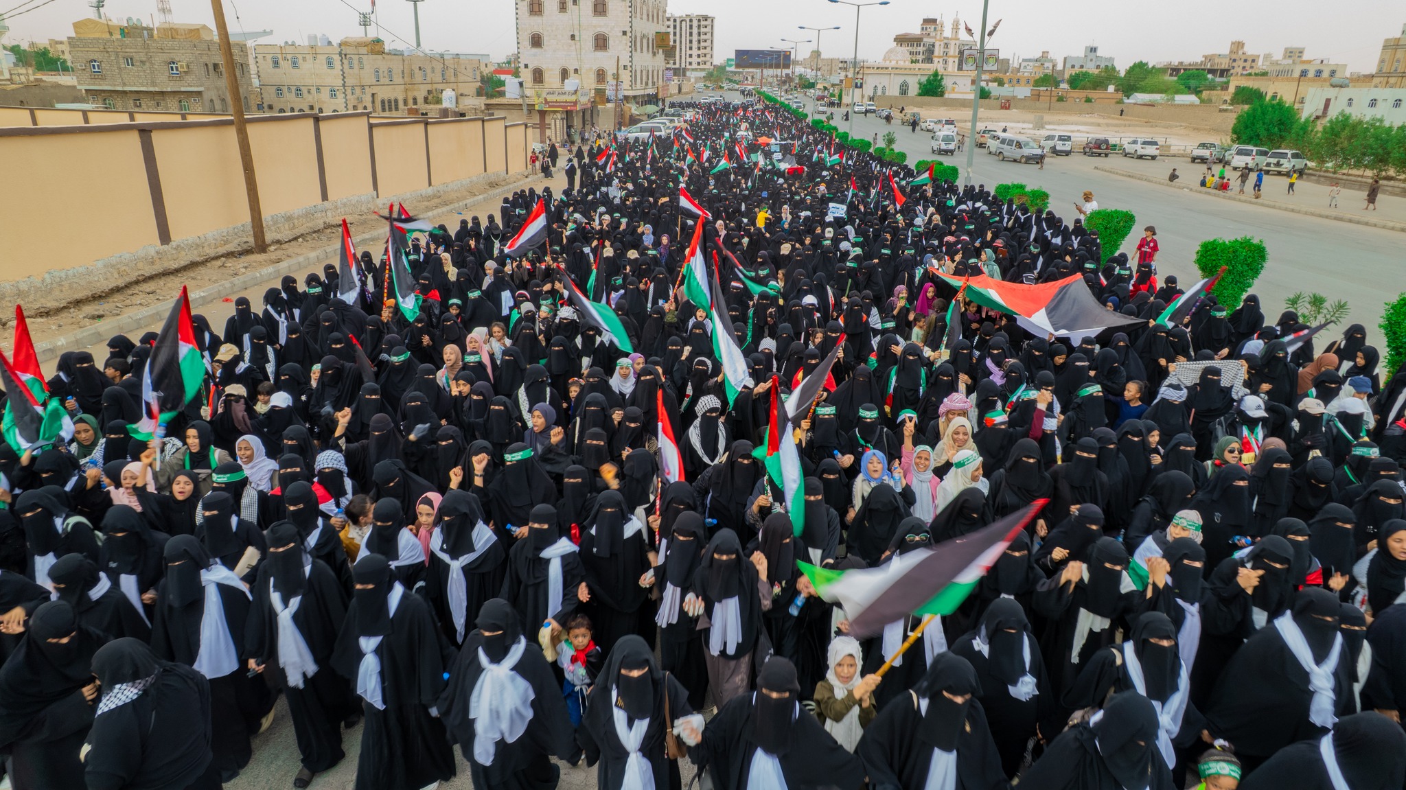 مظاهرة نسوية حاشدة بمحافظة مأرب تندد بجرائم الاحتلال الإسرائيلي في غزة