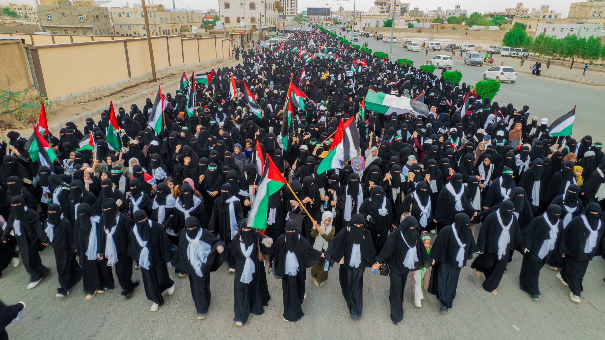مظاهرة نسوية حاشدة بمحافظة مأرب تندد بجرائم الاحتلال الإسرائيلي في غزة