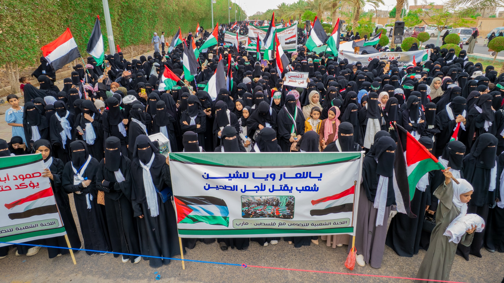 مظاهرة نسوية حاشدة بمحافظة مأرب تندد بجرائم الاحتلال الإسرائيلي في غزة