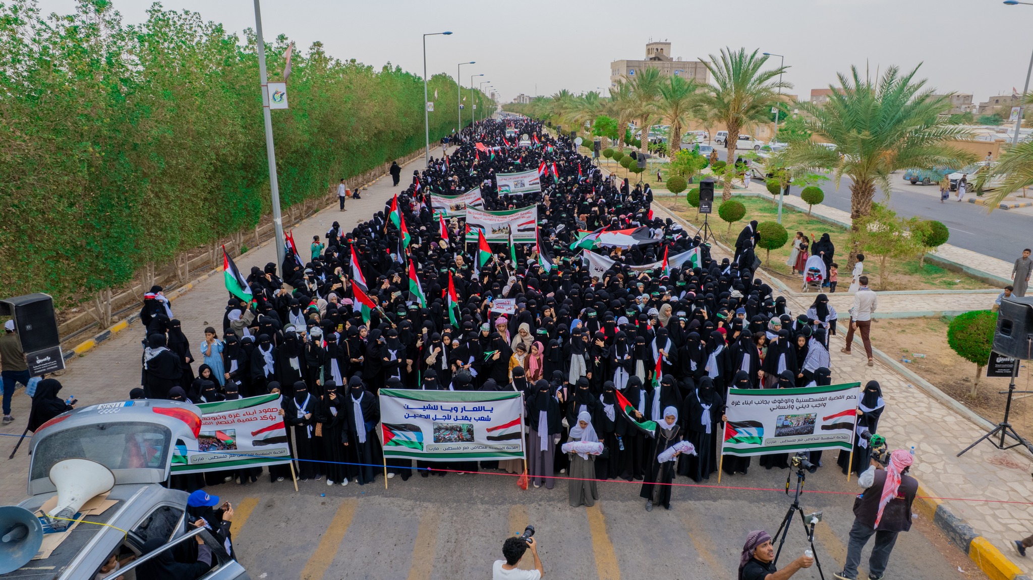مظاهرة نسوية حاشدة بمحافظة مأرب تندد بجرائم الاحتلال الإسرائيلي في غزة