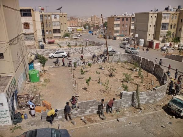 "أعمال عصابات".. عناصر الحوثي تسطو ليلا على المساحات العامة بمدينة سعوان السكنية