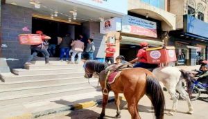 سخرية واسعة من استخدام  الخيول في صنعاء لتوصيل خدمات المطاعم