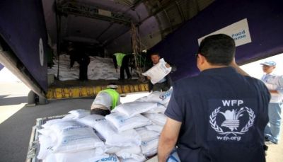 بسبب انتهاكات الحوثيين.. برنامج الأغذية العالمي يوقف عملياته ويُنهي عقود مئات الموظفين