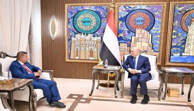 رئيس مجلس القيادة يؤكد التزام الدولة بحماية الصحافة ويحذر من تكرار انتهاكات الحوثيين بحق الإعلاميين