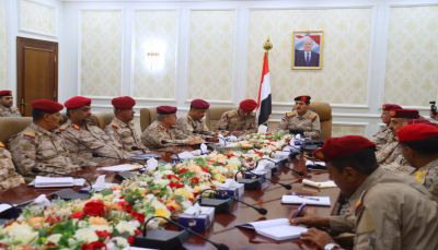وزير الدفاع يعلن إطلاق الحوكمة الإلكترونية في أول اجتماع موسع بعدن