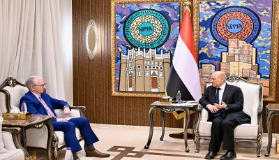 رئيس مجلس القيادة: تأمين الممرات المائية يبدأ بإنهاء احتلال وكلاء إيران لأجزاء من البر اليمني