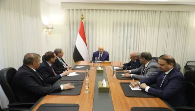 تعهد بملاحقة القتلة.. العليمي: دماء الشهيد "الشاعر" لن تسقط بالتقادم وهيبة الدولة تبدأ من عدالة القضاء