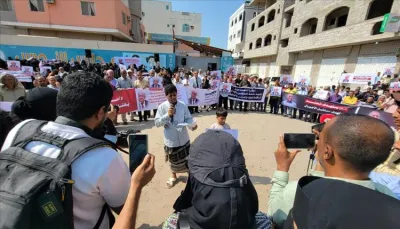 عدن.. وقفة احتجاجية تندد باغتيال الدكتور عبد الرحمن الشاعر وتطالب بضبط الجناة