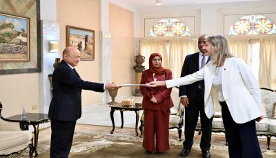 الرئيس "العليمي" يتسلم أوراق اعتماد عدد من السفراء الجدد