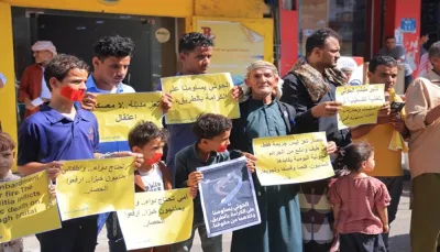 تعز.. وقفة احتجاجية تندد بالحصار الحوثي وتطالب بتدخل دولي عاجل لإنقاذ المدنيين