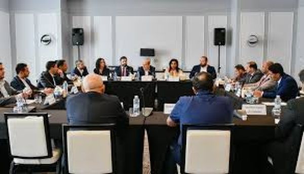 أسر العاملين الإنسانيين المعتقلين تطالب مشاورات مسقط بالضغط للإفراج الفوري عن ذويهم