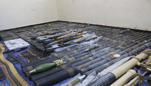 حضرموت.. ضبط أسلحة وقذائف منهوبة من معسكر مطار الريان قبل بيعها