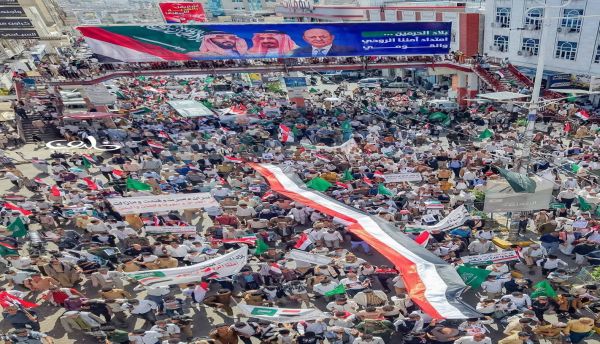 تعز.. مسيرة حاشدة تندد بالهجمات الإيرانية التي تستهدف السعودية ودول الخليج