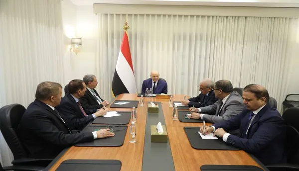 تعهد بملاحقة القتلة.. العليمي: دماء الشهيد "الشاعر" لن تسقط بالتقادم وهيبة الدولة تبدأ من عدالة القضاء