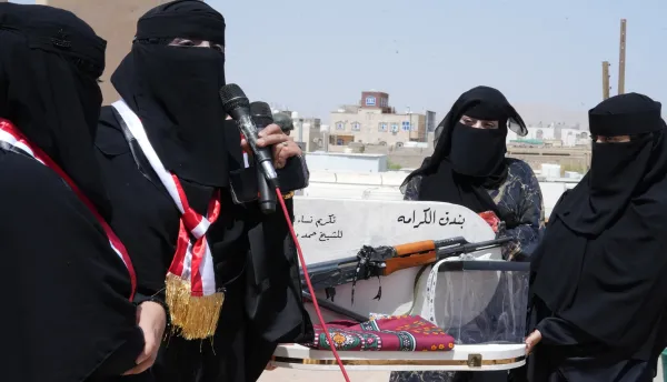 نساء في مأرب يسلّمن بندق الكرامة والتبعة لقبائل اليمن في مطارح الكرامة بالريان