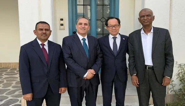"الهجري" يلتقي سفير اليابان ويشيد بموقف بلاده المساند للشرعية