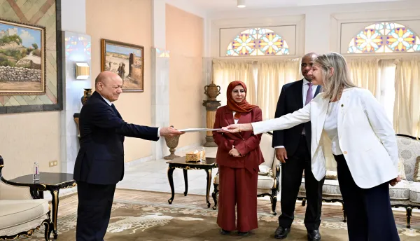 الرئيس "العليمي" يتسلم أوراق اعتماد عدد من السفراء الجدد