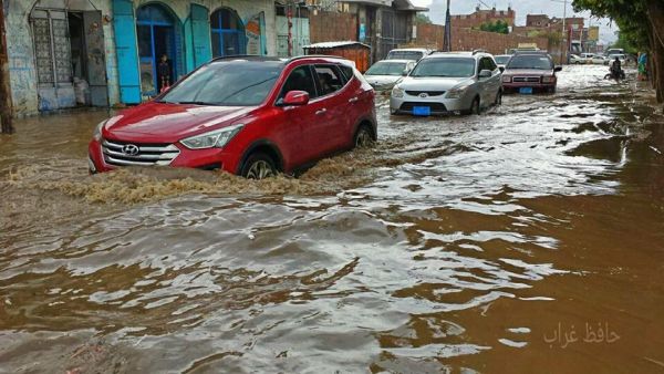 بالصور.. أمطار غزيرة في صنعاء لليوم الثالث على التوالي والسيول تقطع الشوارع الرئيسية