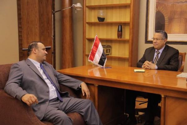 رئيس الوزراء يطمئن على صحة أمين العاصمة اللواء عبدالغني جميل
