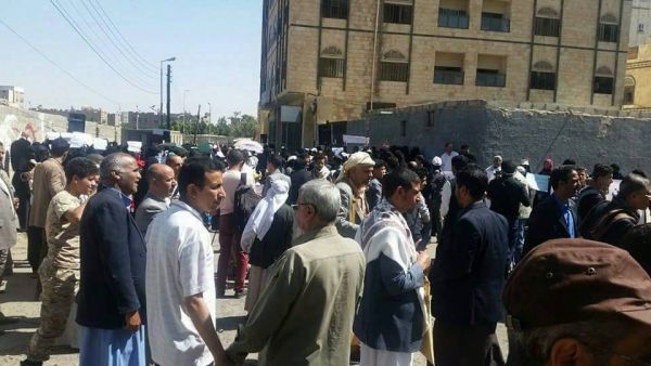 مليشيا الحوثي تحاول إقناع المدرسين بعدم مسؤوليتها عن نهب مرتباتهم