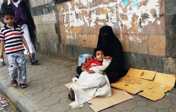فقراء أمام مطاعم صنعاء