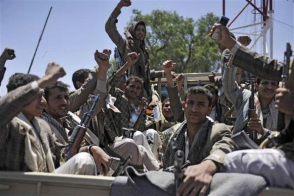 ميليشيا الحوثي تقتحم منزل «أم الأيتام» وتعتقل أبناءها