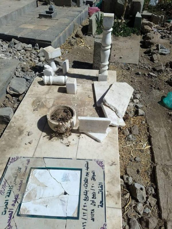 الحوثيون يهاجمون ضريح الصحافي الراحل محمد العبسي في صنعاء