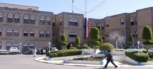 لماذا تصر مليشيا الحوثي على إخلاء المؤسسات الحكومية من الموظفين بصنعاء؟