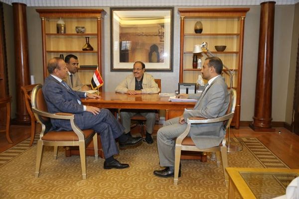 نائب الرئيس يحث محافظ تعز على ضرورة مضاعفة الجهود لتحرير المحافظة