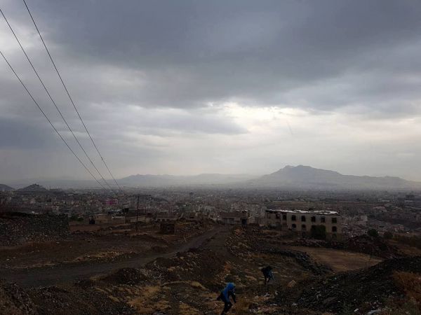 هطول أمطار على العاصمة صنعاء وسماء ملبدة بالغيوم