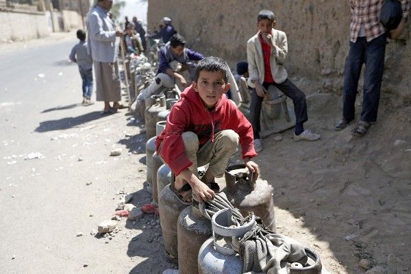 بعد جرعة الخبز.. الحوثيون يرفعون أسعار الغاز المنزلي بصنعاء