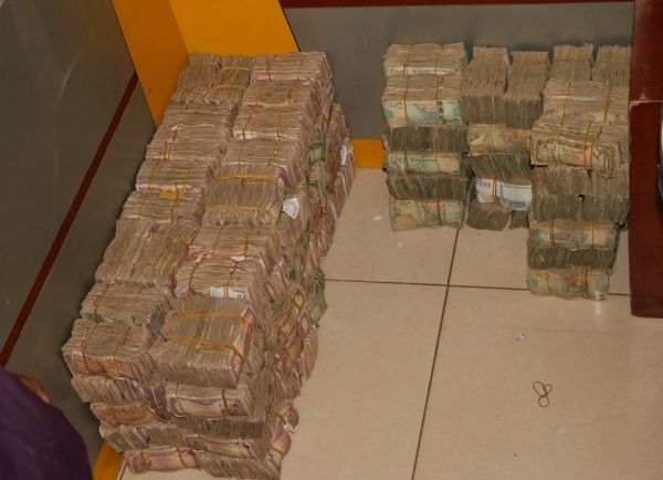 عائدات الأوقاف.. مئات الملايين تذهب إلى "جيوب" الحوثيين