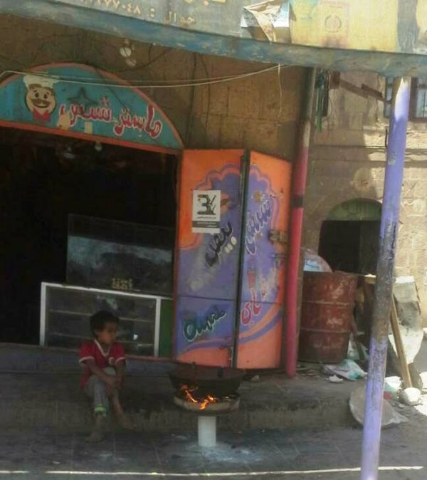 "أزمة الغاز" تُجبر ملاك البوافي بصنعاء للعمل بالحطب