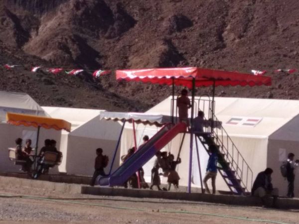 بدعم كويتي.. محافظ صنعاء يدشن توزيع 100 وحدة سكنية للنازحين بمنطقة الخانق