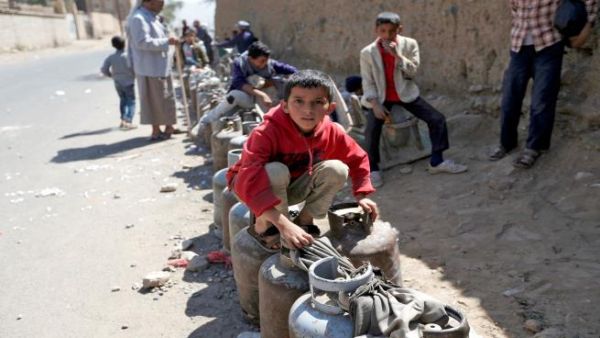 طلاب العاصمة صنعاء.. حضور دائم في طوابير الغاز بدلاً من فصول الدارسة