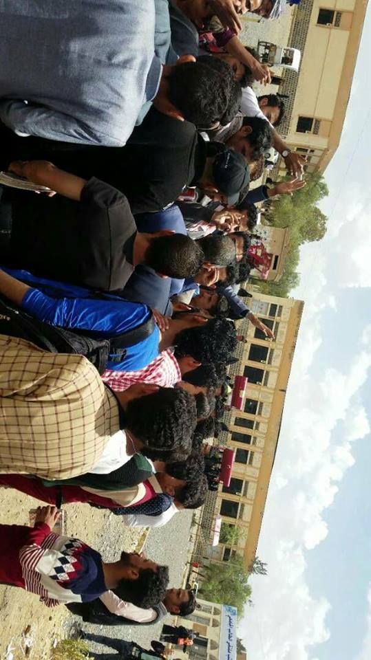تظاهرة طلابية بجامعة صنعاء تطالب برحيل عميد حوثي  
