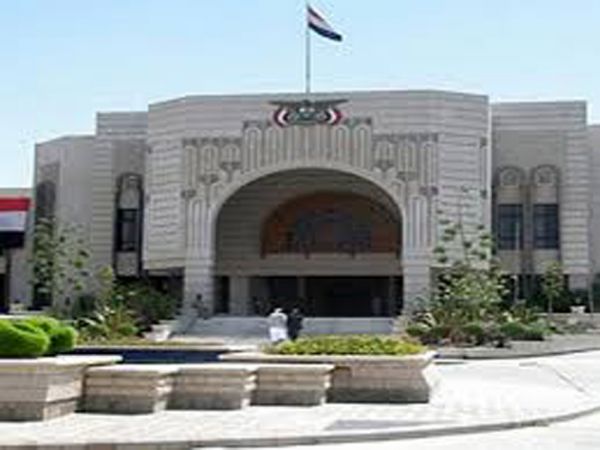 الحكومة اليمنية تتهم إيران بتصنيع وتهريب طائرات من دون طيار للحوثيين