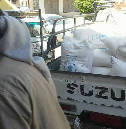 الحوثيون يواصلون بيع المواد الغذائية المخصصة للنازحين في السوق السوداء