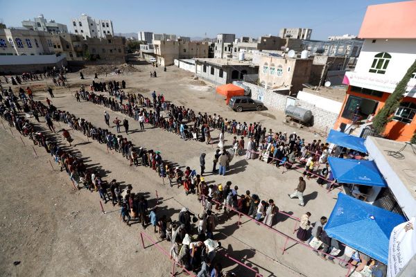 "المئات بانتظار وجبة إفطار" مشهد بائس لرمضان صنعاء في ظل سيطرة الحوثيين