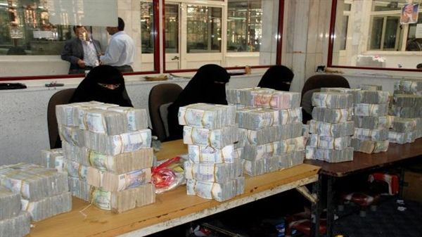 أكاديمي اقتصادي: الحوثيون أنشأوا سوقا ماليا موازيا للنظام المصرفي للتحكم بالحركة النقدية