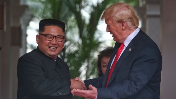 قمة سنغافورة.. مصافحة تاريخية واجتماعان بين ترمب وكيم