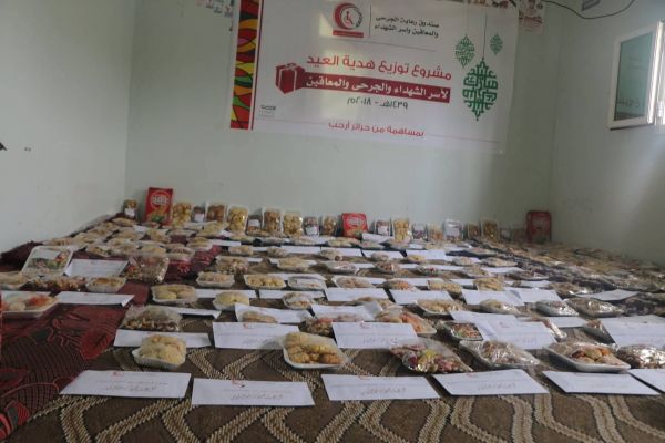 تدشين توزيع هدية العيد لأسر الشهداء وجرحى أبناء مديرية أرحب المتواجدين بمأرب