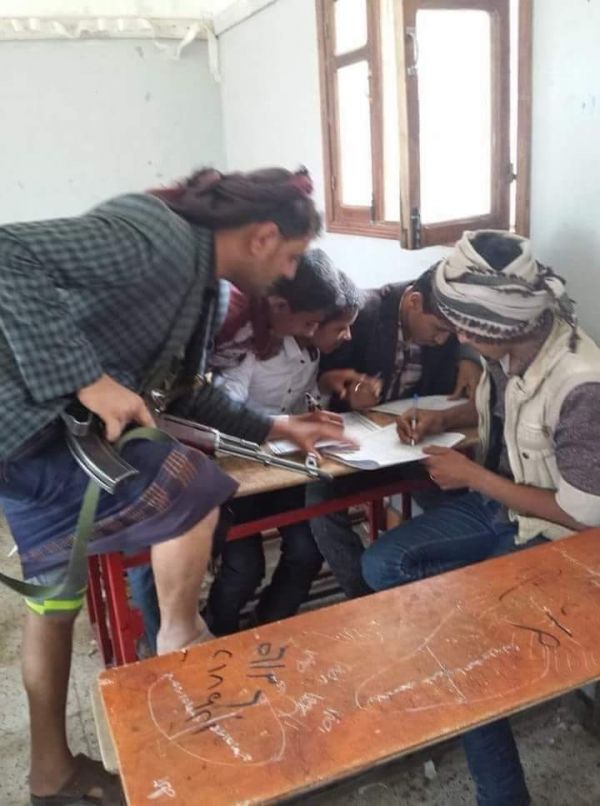 صورة تكشف جانب من تفشي ظاهرة الغش في امتحانات طلبة مدارس صنعاء