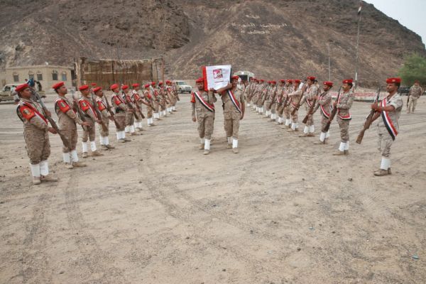 تشييع رسمي وشعبي لجثمان العميد "الأحمر"بمأرب