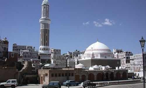 مصلون ينتفضون على مسلحين حوثيين ويطردوهم  من أحد مساجد صنعاء