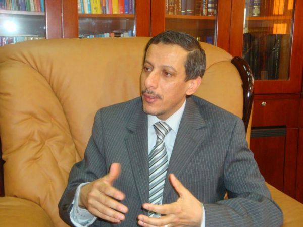 رئيس الوزراء يهاتف الوزير الأشول للاطمئنان على سلامته بعد مغادرته صنعاء