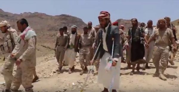 جرحى مديرية أرحب يسيّرون قافلة غذائية لرجال الجيش الوطني في "جبهة نهم"