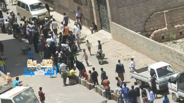 بالفيديو: "العاصمة أونلاين" يرصد طوابير طويلة لمئات السيارات بصنعاء بحثاً عن الوقود
