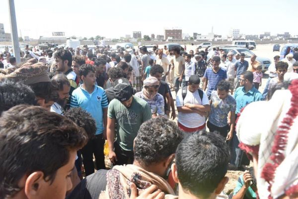 عدن.. تشييع مهيب لمدير جمعية الاصلاح وسط هتافات تندد بالقتلة