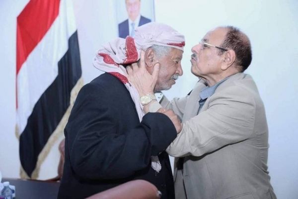 قُبلة في جبين اللواء بحيبح.. والأحمر يعده نموذجاً فريداً لليمني المضحي في سبيل الوطن